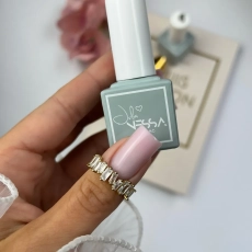 Efekt stylizacji paznokci z użyciem płynnego akrylożelu Liquid AcrylicGel Milky Pink 50 ml, paznokieć w odcieniu różowego mleka