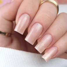 Efekt końcowy na paznokciach po użyciu płynnego akrylożelu Liquid AcrylicGel Natural Gold 50 ml, subtelny złoty blask i naturalny kolor