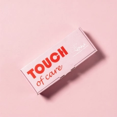 Różowe pudełko zestawu suchych oliwek do skórek Touch of care