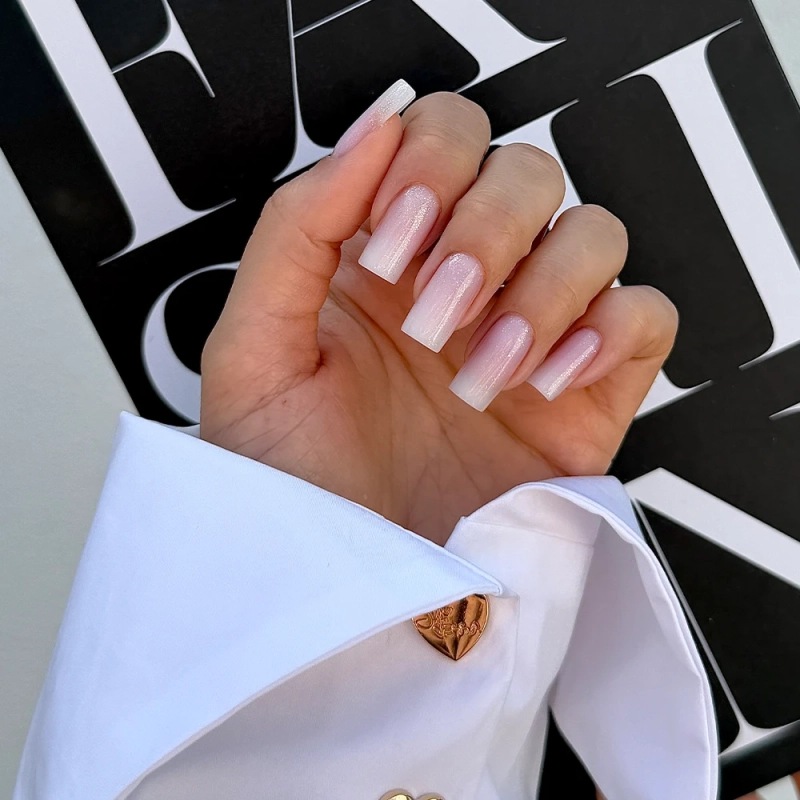rekaw-do-zdjec-biala-koszula-zastosowanie-manicure
