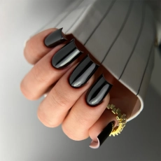 top-hybrydowy-high-gloss-na-paznokciach-czarny