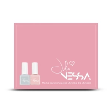 Różowy katalog produktowy Julia Nessa z dwiema buteleczkami lakieru na okładce