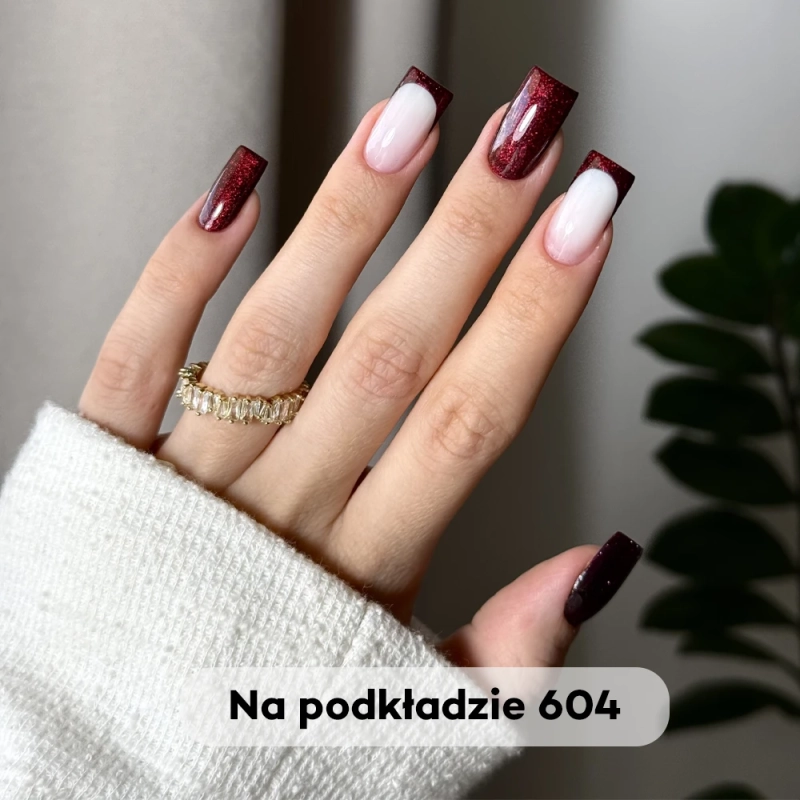 Dłoń z lakierem 969