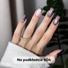 Lakier 976 na czarnym podkładzie. Na dłoni.