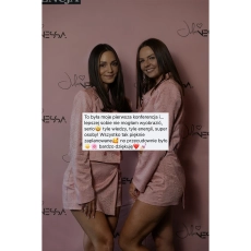 Krótka opinia uczestniczki o pierwszej konferencji Julia Nessa na tle zdjęcia dwóch kobiet