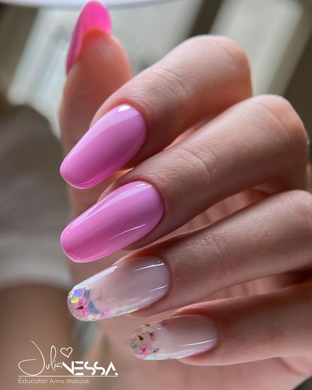 Barbie nails na osiemnastkę - intensywny róż i przezroczyste paznokcie z kolorowymi płatkami